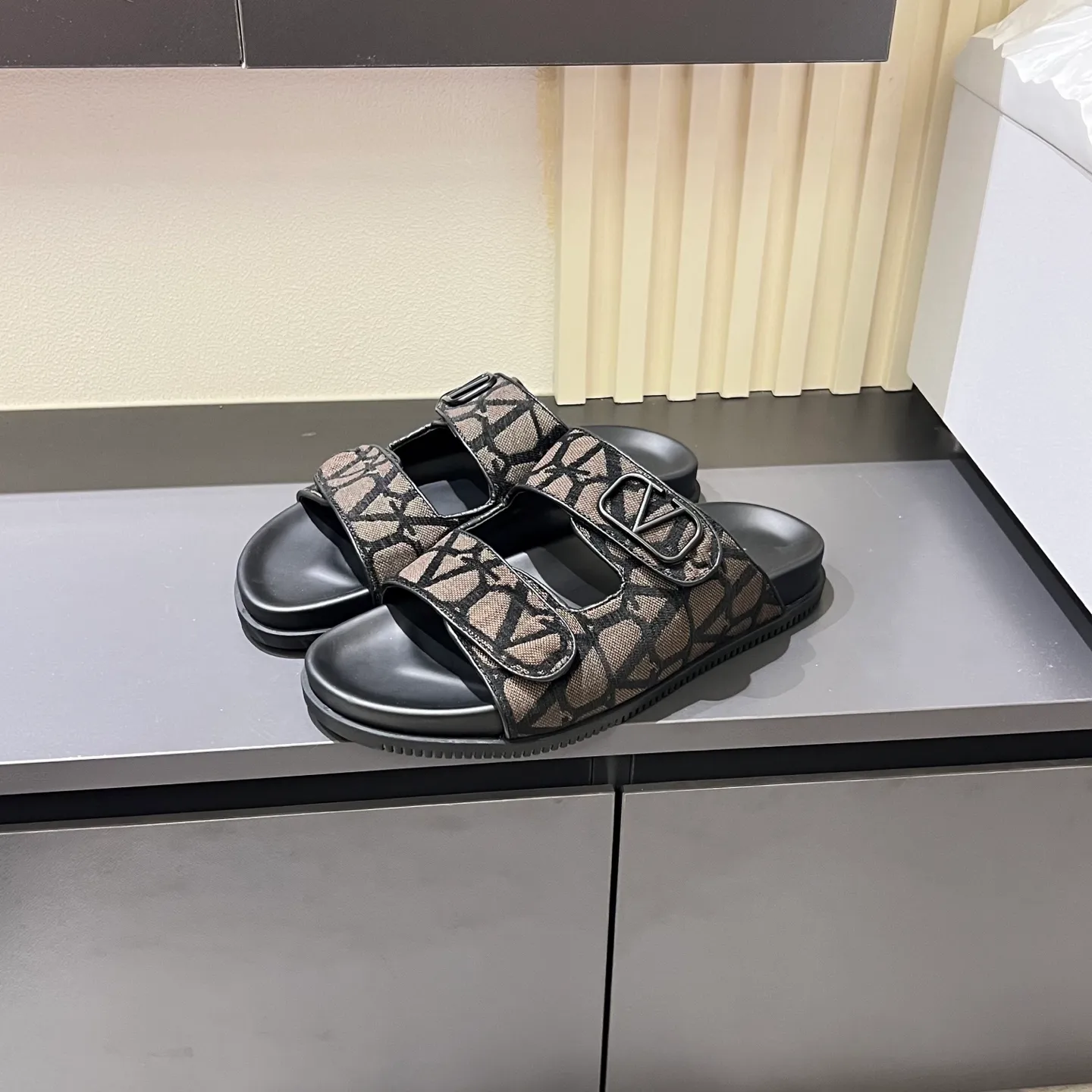 p300《VALENTINO》Warren Men🧍‍♂️Spring and Summer New Style. Cowhide logo flat slippers, elegant sandals, the same style worn by celebrities, original molding, imported calfskin. Rubber outsole. Soft and durable, full set of counter packaging, 38-44!
